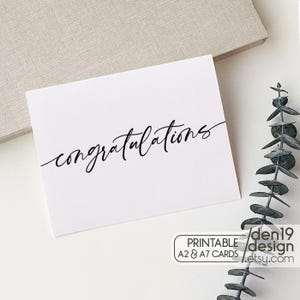 Puede incluir: Una tarjeta blanca con la palabra "felicitaciones" en elegante escritura negra. La tarjeta forma parte de un conjunto de tarjetas A2 y A7 imprimibles. El diseño incluye una ramita de hojas verdes y una caja de tonos neutros.