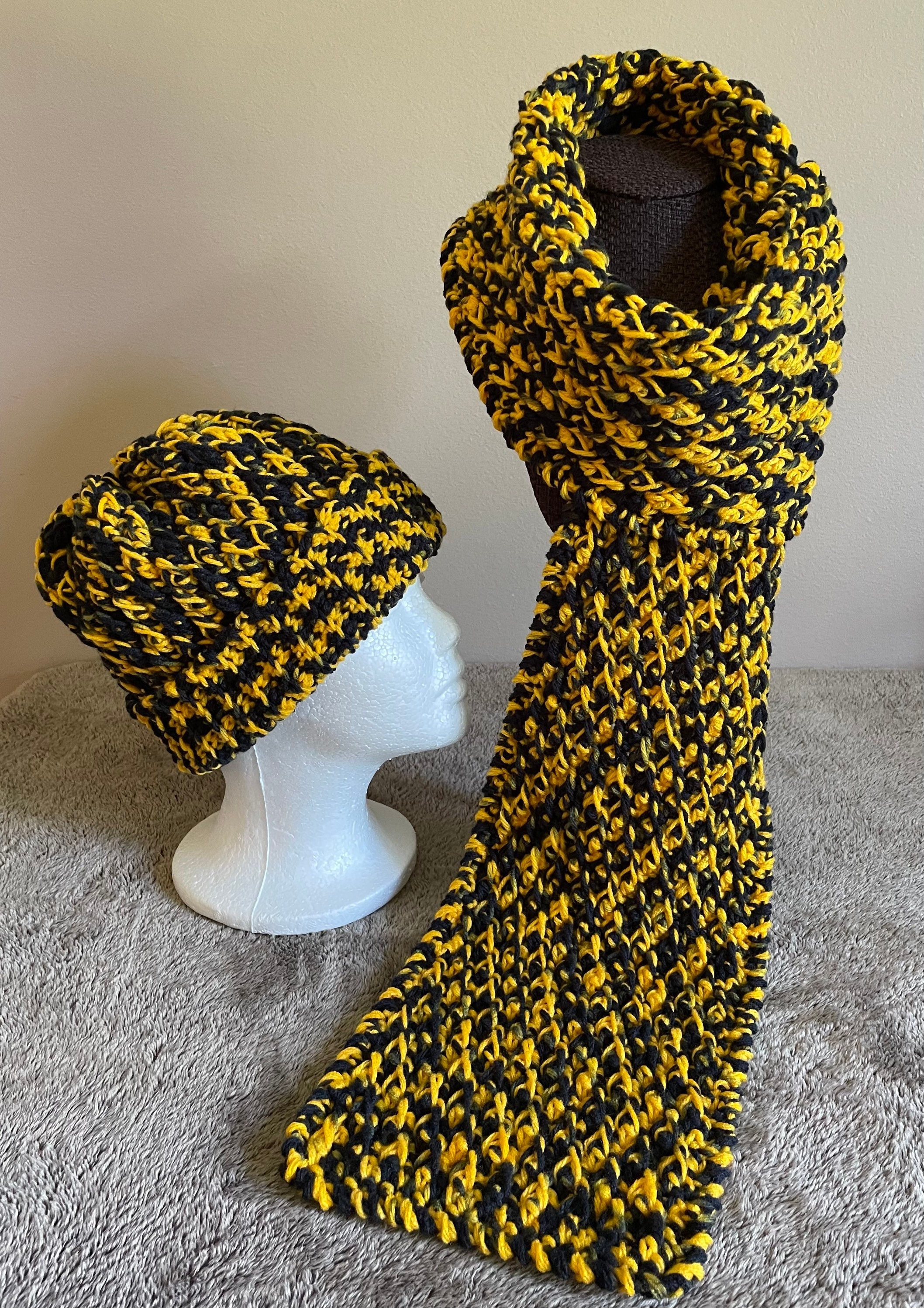 Black and gold infinity scarf 2025