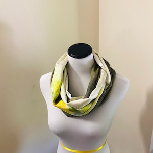 Sciarpa doppia Infinity in seta verde, sciarpa di fiori giapponese, kimono upcycle, Kimono vintage