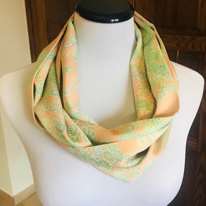 Sciarpa Infinity floreale giapponese arancione e verde, sciarpa floreale kimono vintage giapponese, kimono upcycle