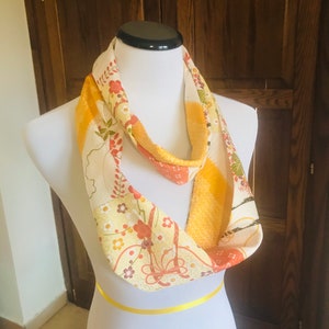 Sciarpa Kimono Infinity - Fatta a mano con tessuto Kimono Vintage Riciclato con Delicato Motivo Floreale - Accessorio Moda Unico e Sostenibile