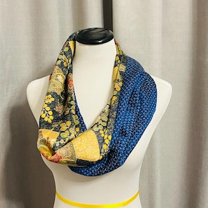 Bellissima sciarpa infinita kimono vintage in seta con fiori. Doppia faccia e reversibile. Fiori giapponesi e geometrici