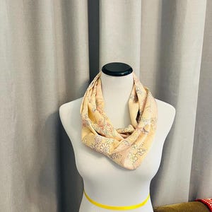 Sciarpa vintage kimono giapponese Infinity - Motivo floreale con fiori viola, blu, bianchi e verdi - Fatta a mano con tessuto di seta riciclato