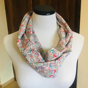 Bunter Japanischer Warenkorb Infinity Schal - Handgemachter Seidenschal aus Upcycled Vintage Kimono - Einzigartige, Nachhaltige Mode
