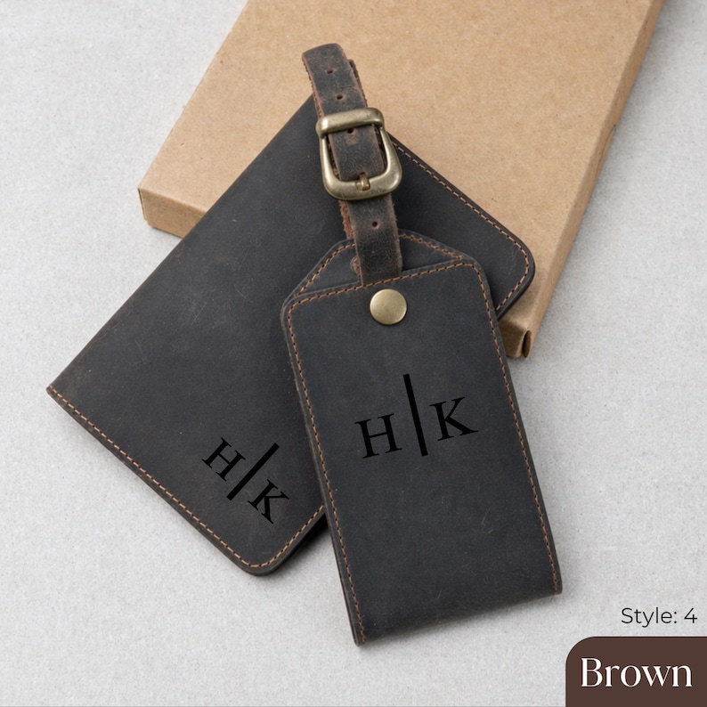 Puede incluir: Un juego de etiquetas de equipaje y cartera de cuero marr&oacute;n. La etiqueta de equipaje tiene una hebilla y un cierre a presi&oacute;n. Ambos art&iacute;culos est&aacute;n grabados con las iniciales "H|K". El juego se muestra en una caja marr&oacute;n claro.