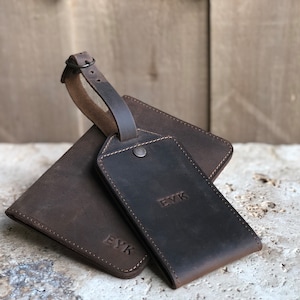 Étiquettes à bagage en cuir personnalisées Étiquettes de sac en cuir monogrammées Étiquette de bagage en cuir étiquette de nom de sac Cadeau de garçons d'honneur Cadeaux de mariage