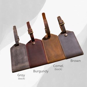 Puede incluir: Cuatro etiquetas de equipaje de cuero en tonos gris, burdeos, camel y marr&oacute;n. Cada etiqueta tiene un cierre de hebilla y una correa. Las etiquetas est&aacute;n etiquetadas con sus respectivos colores: Gris, Burdeos, Camel y Marr&oacute;n.
