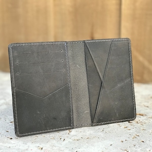Cartera delgada gris con bolsillo frontal. Cartera minimalista de cuero personalizada. Tarjetero plegable. Cartera para padrinos de boda. Cartera para él