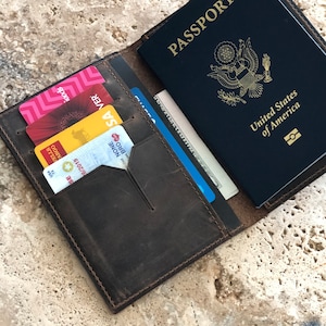 Porta pasaporte. Billetera delgada personalizada para pasaporte. Porta pasaporte de cuero. Billetera de viaje. Tarjetero para pasaporte. Billetera de viaje.