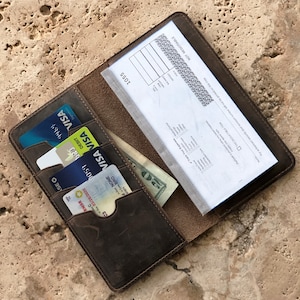 Funda delgada para chequera. Cartera personalizada para chequera. Porta chequera. Funda personalizada para chequera de cuero envejecido. Funda plegable para chequera.