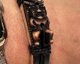 Harz Tiki Gott auf Leder verstellbares Armband