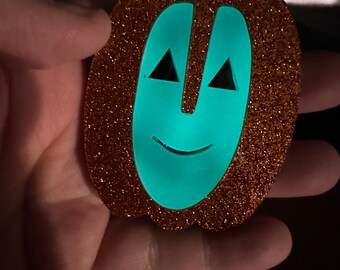 Świecący w ciemności Tiki Bob Jack O Lantern Pokaż swojego upiornego ducha z tą wycinaną laserowo akrylową broszką Tiki Bob Jack O Lantern