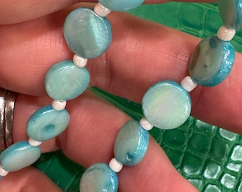 Bracciale con perline in madreperla blu: gioielli estivi costieri