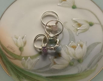 Bagues en cristal enveloppées de fil métallique