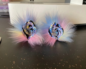 Clip à sequins arc-en-ciel fabriqué sur commande sur les oreilles de chaton