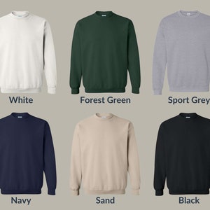 Puede incluir: Seis sudaderas con cuello redondo en diferentes colores: blanco, verde bosque, gris deportivo, azul marino, arena y negro.