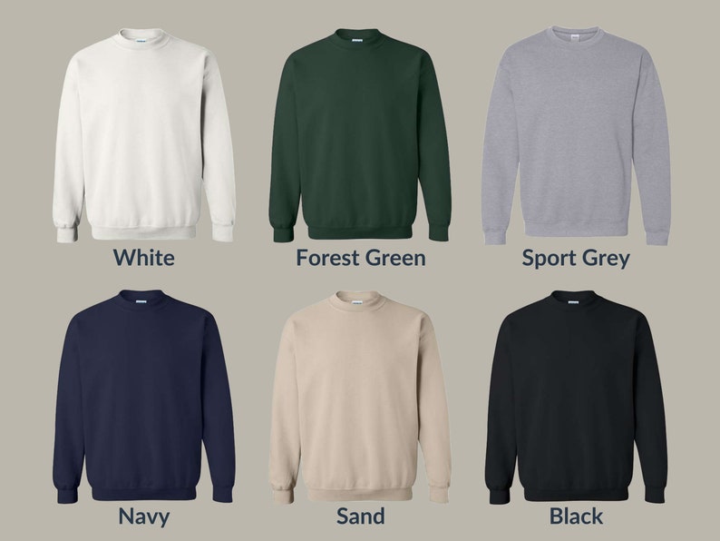 Puede incluir: Seis sudaderas con cuello redondo en diferentes colores: blanco, verde bosque, gris deportivo, azul marino, arena y negro.