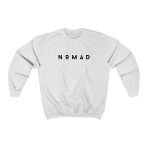 Puede incluir: Sudadera blanca con texto negro que dice "NOMAD" en la parte delantera.