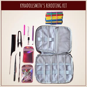 Peut inclure: Le kit de rerooting Kyradollsmith comprend un peigne à queue noir, des ciseaux à fil noirs, un outil rose, un petit flacon transparent, un outil violet, une spatule en métal, une pince argentée, deux pochettes irisées et une trousse grise.