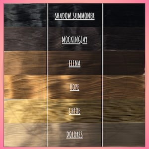 Könnte beinhalten: Eine Farbkarte mit dem Titel KYRADOLLSMITH'S HAIR COLORS DARKS zeigt sechs horizontale Haarsträhnen in Farbtönen von Schwarz bis Hellbraun. Jede Strähne ist mit den Namen SHADOW SUMMONER, MOCKINGJAY, ELENA, HOPE, CHLOE und DOLORES beschriftet. Die Karte gibt 80CM/31IN an.