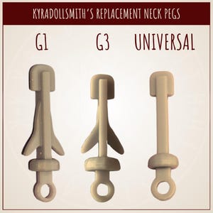 以下が含まれることがあります： KYRADOLLSMITH'S REPLACEMENT NECK PEGSとラベル付けされた3つのライトグレーのプラスチック製交換用ネックペグ。アイテムはG1、G3、UNIVERSALに分類され、それぞれT字型のトップ、中央のシャフト、円形のベースループを備えています。