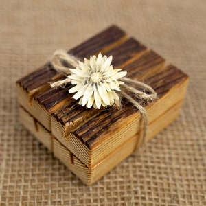 Coloque el juego de madera del titular de la tarjeta de 4, el soporte de la tarjeta del menú, la boda, la decoración de la mesa, el número de la mesa, la etiqueta del nombre de la boda, el regalo del invitado