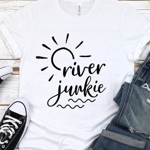 River Junkie SVG: Sommer Urlaub Shirt Design (Digitaler Download)
