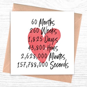 Cartão de 5º aniversário: 60 meses, design de coração vermelho