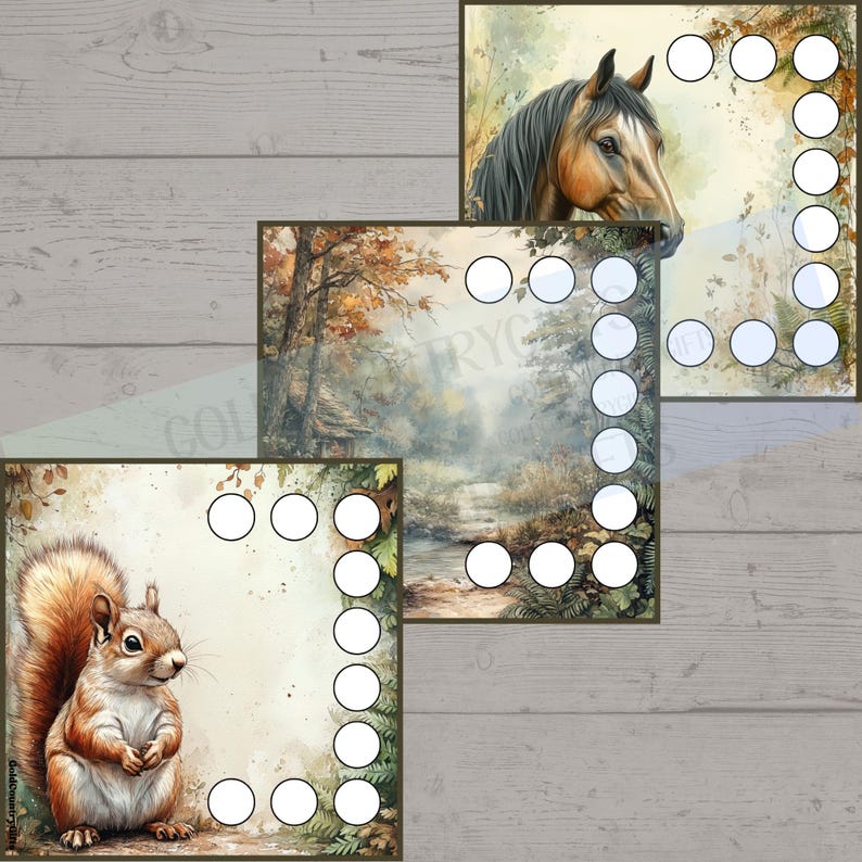 K&ouml;nnte beinhalten: Drei quadratische Spielbretter mit Aquarellillustrationen. Eines zeigt ein Pferd, ein anderes eine Waldszene und das dritte ein Eichh&ouml;rnchen. Jedes Brett hat einen Rand aus wei&szlig;en Kreisen, wahrscheinlich f&uuml;r Spielsteine.