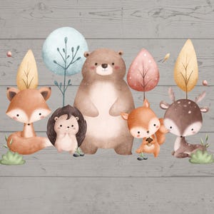 K&ouml;nnte beinhalten: Aquarell-Illustration von Waldtieren, darunter ein Fuchs, ein Igel, ein B&auml;r, ein Eichh&ouml;rnchen und ein Reh. Die Tiere stehen in einer Reihe mit B&auml;umen und Bl&auml;ttern im Hintergrund. Die Farbpalette umfasst Braun-, Orange- und Gr&uuml;nt&ouml;ne.