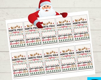 Może przedstawiać: Dziesięć drukowanych etykiet prezentowych z motywem North Pole Express. Każda etykieta ma czerwony i zielony wzór z tekstem "North Pole Express" i "Special Delivery For". Etykiety zawierają również tekst "Don't Open Until December 25th".