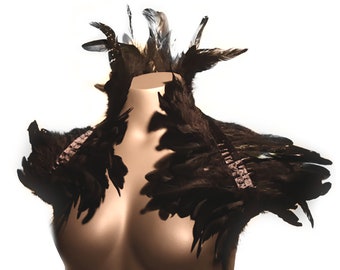 Chal de plumas negras con hombros naturales