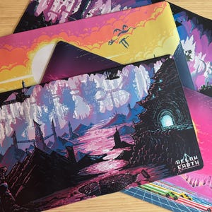 Könnte beinhalten: Ein Set aus vier bunten Gaming-Mauspads mit verschiedenen Designs. Das oberste Mauspad zeigt eine lila und blaue Stadtlandschaft mit dem Text "BELOW EARTH". Die anderen Mauspads zeigen einen rosa und gelben Sonnenuntergang, eine blaue und violette Galaxie und ein schwarz-weißes Pixeldesign.