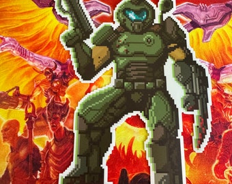 Pode incluir: Um adesivo recortado apresentando um personagem em pixel art com armadura verde, segurando uma arma de fogo futurista na mão direita e uma lâmina no braço esquerdo. O personagem está em posição de combate com visor e armadura detalhada.