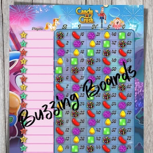 Puede incluir: Un juego de bingo de temática Candy Crush, rosa y azul, con un unicornio y un personaje de dibujos animados en la parte superior. El tablero tiene 75 casillas con diferentes imágenes de caramelos en cada casilla. Las casillas están numeradas del 1 al 75. El juego se llama "Buzzing Boards".