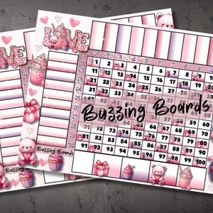 Könnte beinhalten: Rosa und weiße druckbare Bingokarten mit Valentinstag-Motiv. Die Karten zeigen Bilder von Cupcakes, Bären, Herzen und Geschenkboxen. Die Zahlen von 1 bis 100 sind auf den Karten gedruckt.