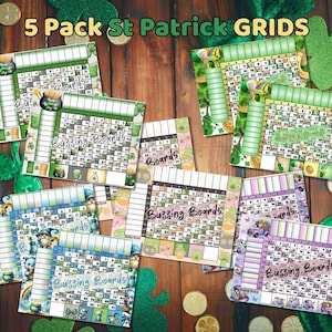 Può includere: Cinque schede di bingo stampabili di San Patrizio con uno schema di colori verde, bianco e oro. Ogni scheda presenta un design diverso con un folletto, un pentolone d'oro e trifogli. Le schede sono etichettate come "Buzzing Boards".