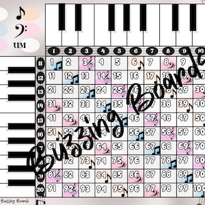 Puede incluir: Un gráfico colorido con un teclado de piano y una cuadrícula de números del 1 al 100. El gráfico se titula "Buzzing Boards" y está diseñado para ayudar a aprender las teclas del piano.