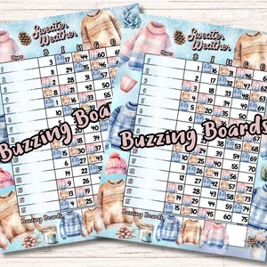 Peut inclure: Deux cartes de bingo bleues et blanches avec le titre "Sweater Weather Bingo" et les numéros de 1 à 75. Les cartes sont décorées d'illustrations de pulls, de pommes de pin et de bougies.