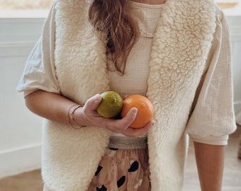 Sleeveless shepherd's vest in sheep's wool