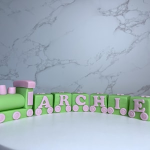 Decorazione per torta a forma di treno in pasta di zucchero, decorazione per torta a forma di treno. Torta per battesimo.