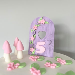 Set di decorazioni per torte a forma di giardino per torte di compleanno / Decorazioni per bambine / Porta delle fate in pasta di zucchero, funghi e fiori / Torta a tema floreale.