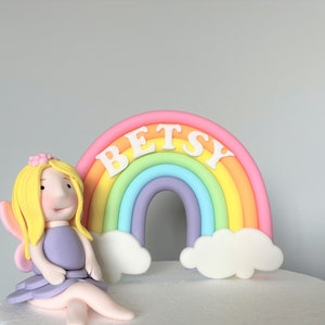 Fata e arcobaleno personalizzati / Set per decorazioni per torte di compleanno / Decorazione personalizzata con fata in pasta di zucchero / Arcobaleno / Fata dai capelli biondi