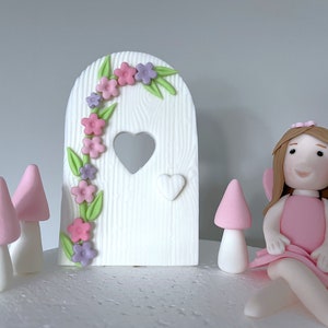 Set di decorazioni per torte a forma di fata in pasta di zucchero / decorazioni per torte di compleanno per bambine / Porta delle fate bianca in pasta di zucchero, funghi