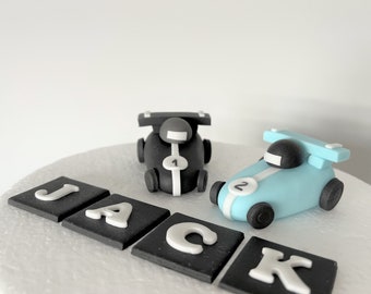 Adornos para tarta de fondant con forma de coche de carreras. Set de adornos comestibles personalizados de fondant. Decoración de cumpleaños hecha a mano con fondant. Tema de cumpleaños para niño.