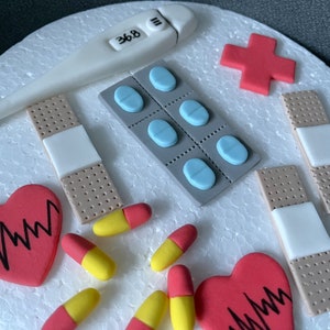 Medical edible cake toppers / Doctor cake decoration / Nurse cake topper / Medical cake decor / Pharmacist cake / Fondant stethoscope