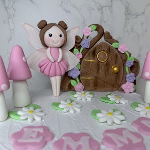 Fairy Garden Cake Topper Set - Personalisierte essbare Fondant Fee, Waldpilze, Blumen, Geburtstagskuchendekoration