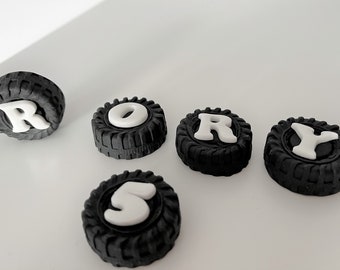 Adornos comestibles de fondant para tartas con forma de neumáticos: Decoraciones de carreras para temática automovilística.