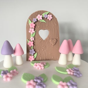 Set di decorazioni per torte a tema giardino delle fate per torte di compleanno. Decorazioni per bambine. Porta delle fate in pasta di zucchero, funghi e fiori. Torta a tema floreale.