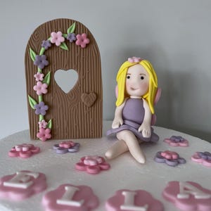 Fata con capelli biondi personalizzata / Set di decorazioni per torte da giardino / Decorazioni per torte di compleanno per bambine / Porta e fiori in pasta di zucchero